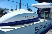 Kapsuła Hyperloop od Tesli pobiła rekord prędko...